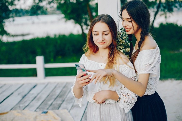 Find Your Match: Best Dating Sites for Petite Women in 2025